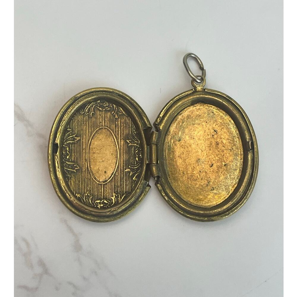 Unsigned Vintage Gold-Toned Oval Photo Locket Vintage Condition